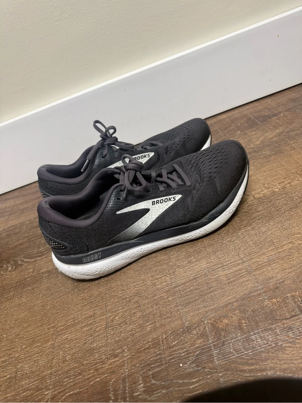 Brooks Ghost Men's Running Shoes - Black/White 11 men Wide (2E)